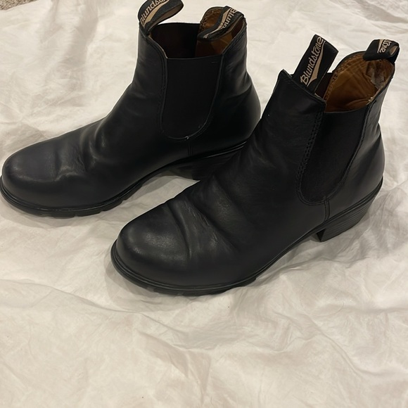 Blundstone women’s heeled, black leather boot - Picture 3 of 10